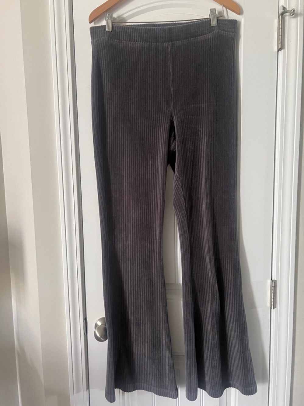 Aerie Groove On Ribbed Velour
Flare Pant
 Pull On